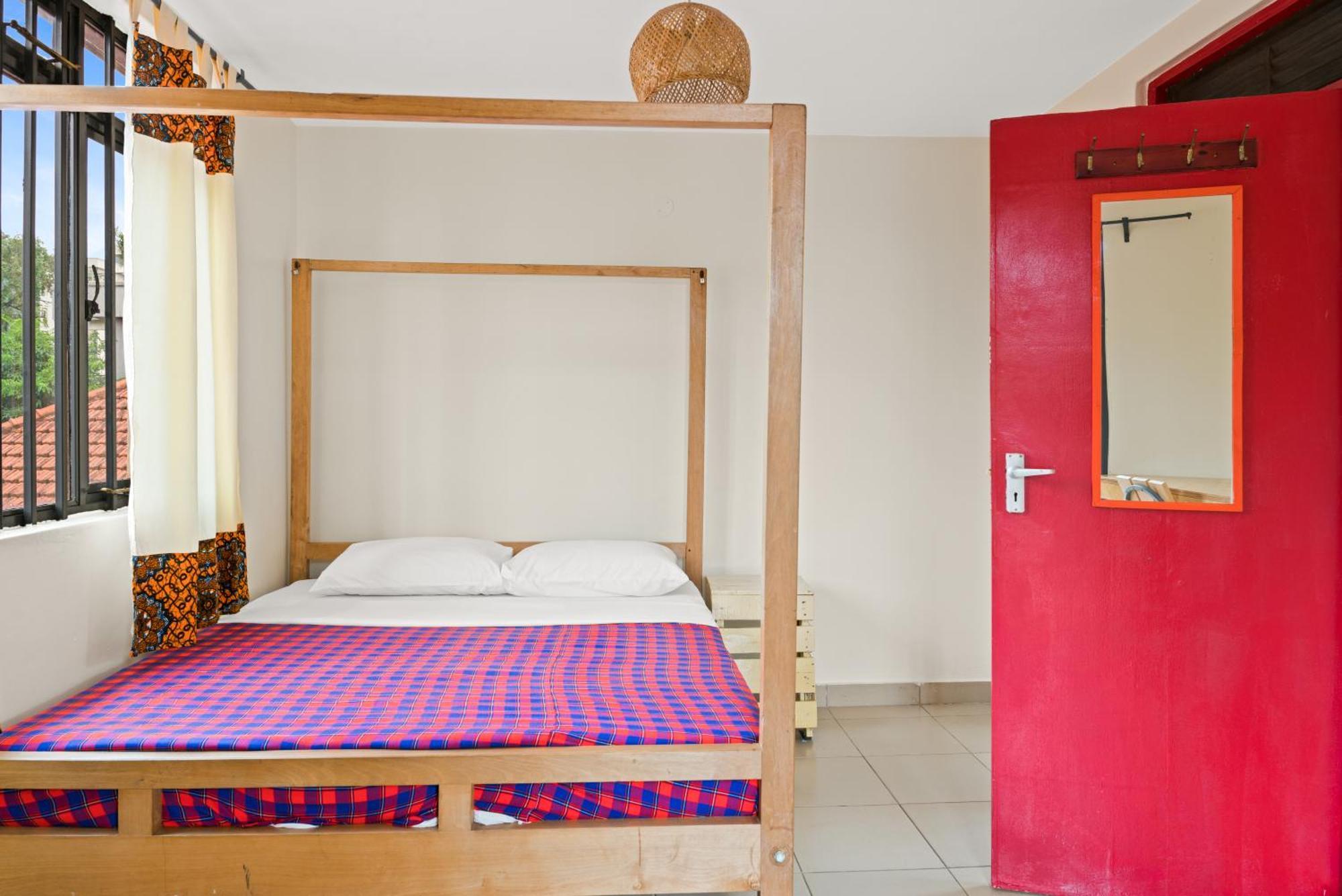 Bushpig Backpackers Hostel Кампала Екстериор снимка