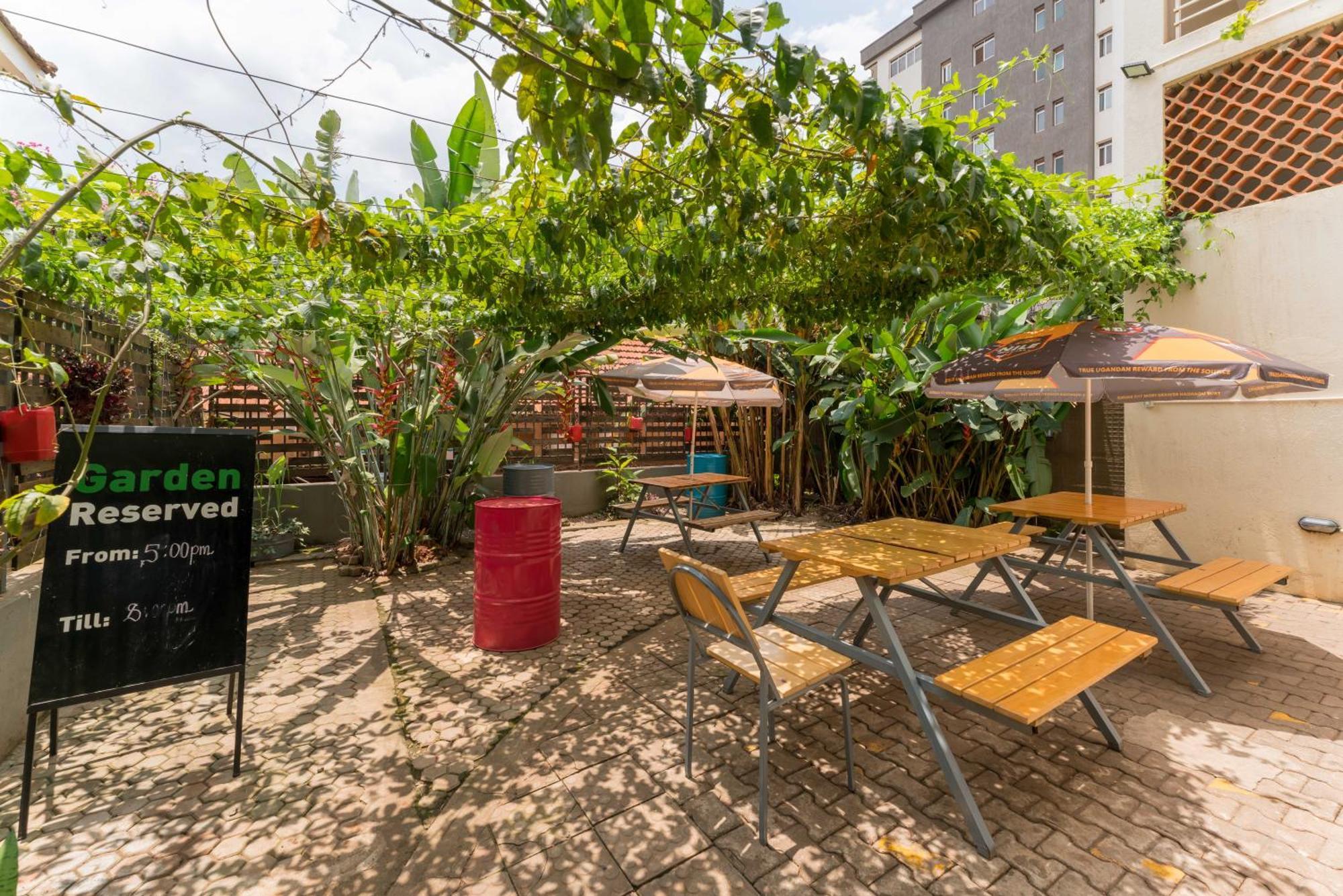 Bushpig Backpackers Hostel Кампала Екстериор снимка